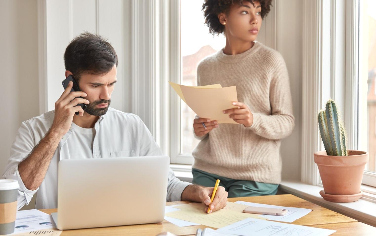 Étudiants travaillant sur des projets fintech en équipe